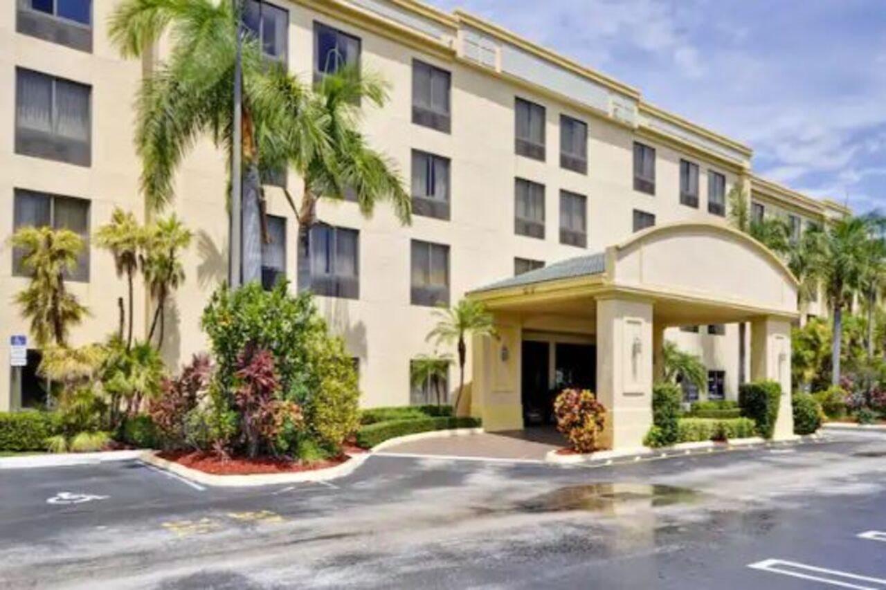 Hampton Inn & Suites Boynton Beach Exterior photo